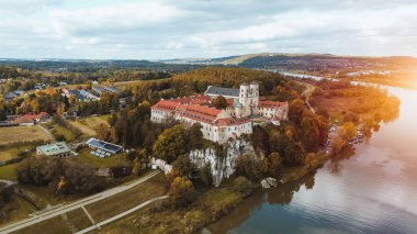 Köyle çevrili manzaralı tepe şatosu.