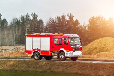 Kırsal yolda itfaiye kamyonu.