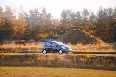 Çevre dostu hatchback güneşli bir günde yol alıyor