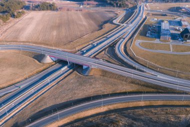 Döngü çıkış rampası olan yüksek hızlı yol kavşağı hava görünümünü bozar