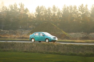 Açık kırsal yolda bir araç.