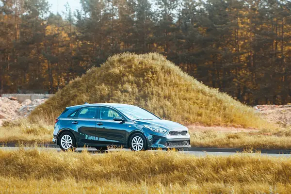 Trafikte hareket eden küçük hatchback arabası