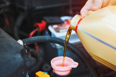 El servis sırasında arabaya yağ ekler