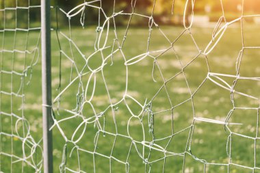 Açık hava futbol sahasında yırtık gol.