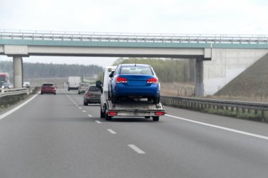 Lüks araba kazadan sonra römorka yüklendi.