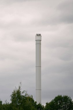 Bulutlu gökyüzüne karşı sanayi bacası