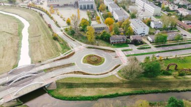 Bisiklet yolları ve yolları birbirine bağlayan banliyö kavşağı