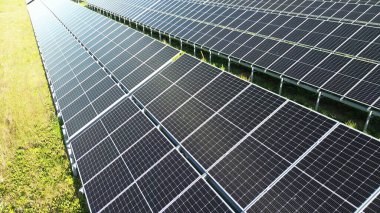 Günbatımında güneş enerjisi üretimi