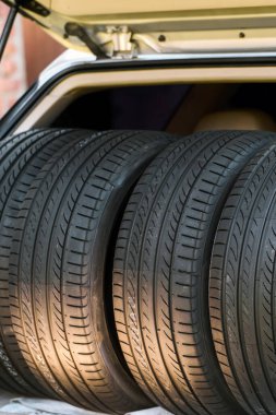 Araba tamirhanesinin lastikleri bagaja yüklendi.
