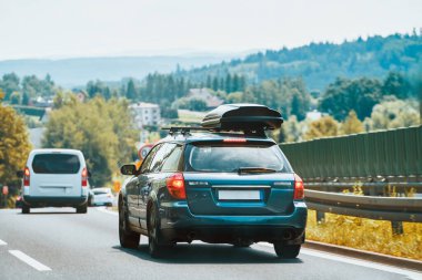 Çatı rafında teçhizat ve alet çantasıyla çapraz geçiş