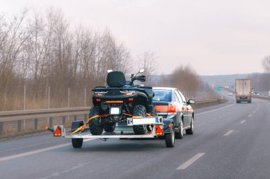 Otobanda ATV 'si olan çekici römorku.