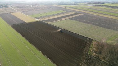 Toprak desenli geniş tarım arazileri.