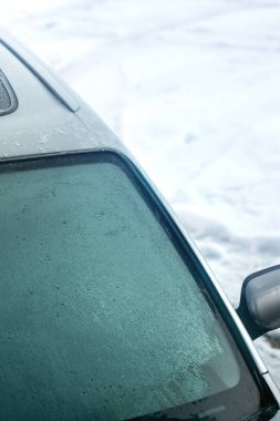 Buzlu arabanın ön camı tehlikeli sürüş koşulları yaratıyor.
