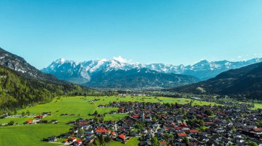 İlkbahar manzaralı köy ve karlı tepeler