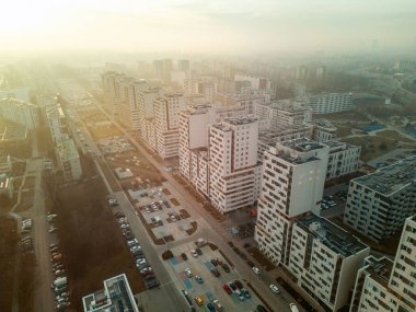 Şehrin yüksek binalarının insansız hava aracı görüntüsü