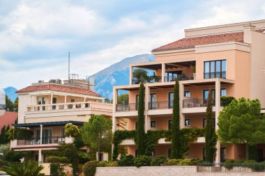 Adriyatik yakınlarında balkonları olan modern apartman kompleksi