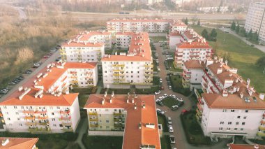Balkonları ve park yerleri olan modern apartmanlar.