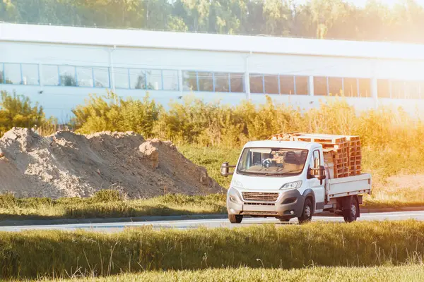 Taşıma kamyonu EPAL paletleri taşır kırsalda