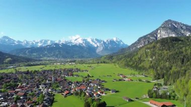 Alp dağlarının altındaki huzurlu Alman köyü