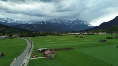 Manzaralı dağlık vadideki kır evleri