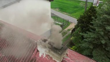 Kömür dumanı eski çatı katlarından yayılıyor