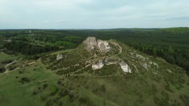 Çimenli yamaçta doğal kaya oluşumu