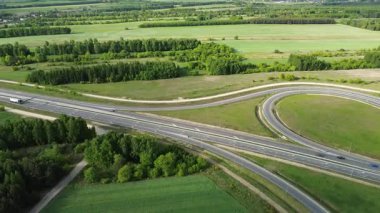 Otoyol kavşağında trafik yukarıdan