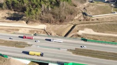 Kırsal alanda hareket eden lojistik aracı