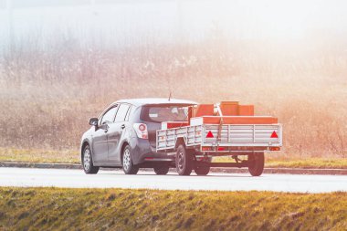 Güneşli kırsal yolda karavana otostop çekildi