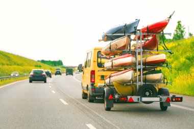 Açık hava parkında kayak karavanı çeken bir araç.