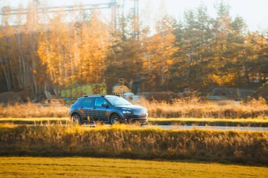 SUV asfalt yolda ilerliyor