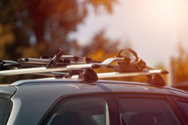 Arabanın çatısındaki boş bisiklet parkı bir yolculuk bekliyor.