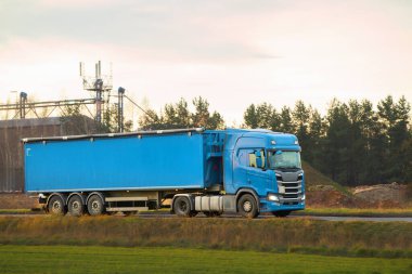 Kamyon kırsal alanda ilerliyor.