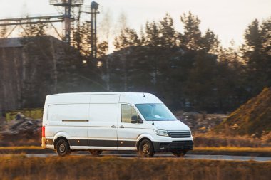 Kırsal kesimdeki soğutucu kamyonet.