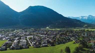 Yeşil vadinin yukarısındaki karlı dağ sırası