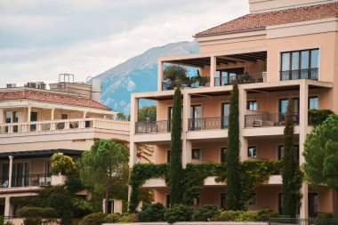 Karadağ 'da limana bakan lüks apartman binası