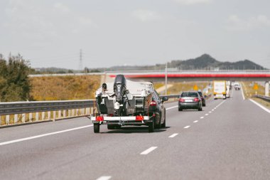 Otobanda çekilen tekne römorku..