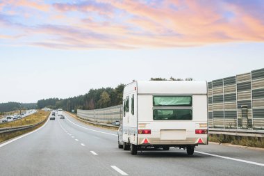 Kırsal yolda giden antika bir karavan.