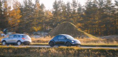 Melez araba kırsal alanda seyahat ediyor.