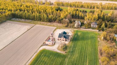 Yeşilliklerle çevrili ev inşa süreci