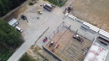 İnşaat alanının güneş doğarken insansız hava aracı görüntüsü