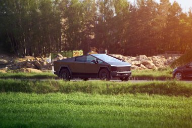 Açık doğada sürüş yapan büyük bir elektrikli araç.