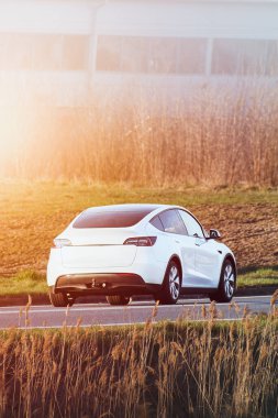 Elektrikli araç otoyolda modern tasarım gösteriyor