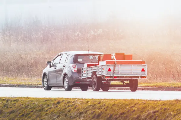 Güneşli kırsal yolda karavana otostop çekildi