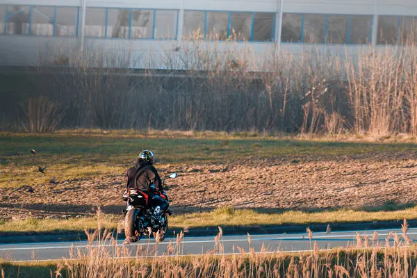 Boş yolda hızlı giden tek motorcu.