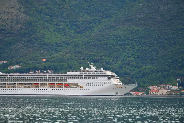 Gemi sisli bir dağ sahnesinde hareket ediyor.