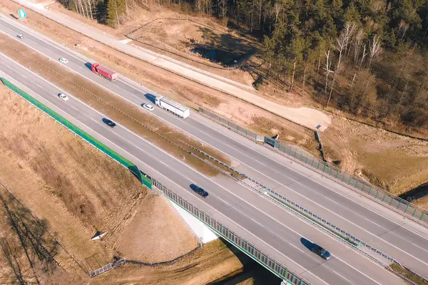 Ülke yolunda büyük bir yük kamyonu var.