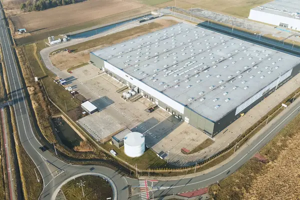 Karavanı ve nakliyesi olan bir sanayi deposu.