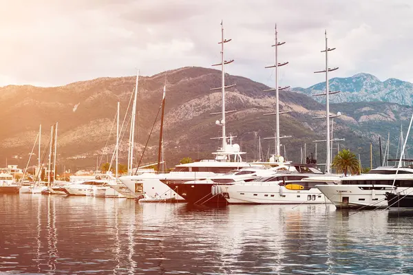 Yat, tepedeki manzaralı marinaya demirlemiş..