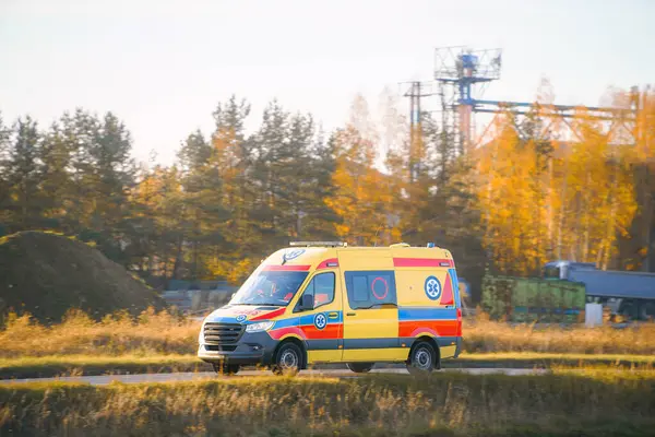 Modern ambülans görev başında.